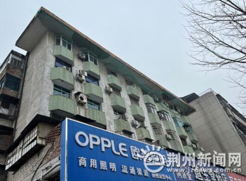 沙市區建材宿舍外墻脫落砸中陽臺，居民安全引擔憂